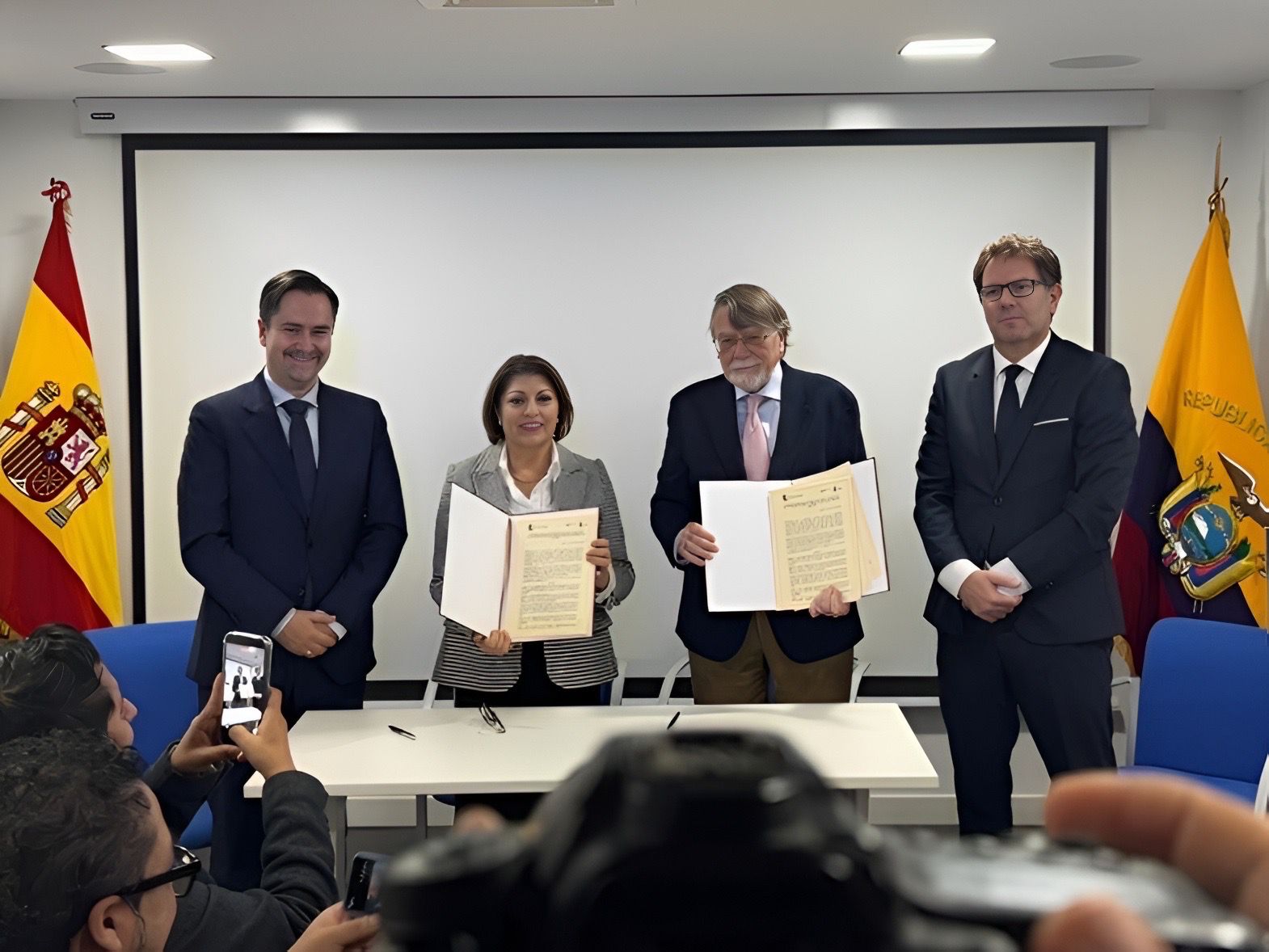 Izq. Drcha.: El ministro de la Embajada del Ecuador, Pablo Martínez; la Embajadora del Ecuador en España Wilma Andrade; el CEO de Formato Educativo, Rafael Domínguez; y el Director de Formato Educativo, Hugo Domínguez.