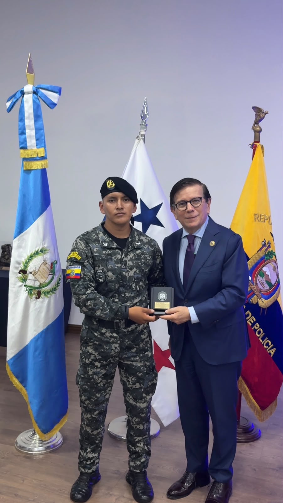 Oficiales ecuatorianos  de la Policía Nacional del Ecuador se gradúan con honores en el Curso de Comando de Operaciones Especiales en Panamá